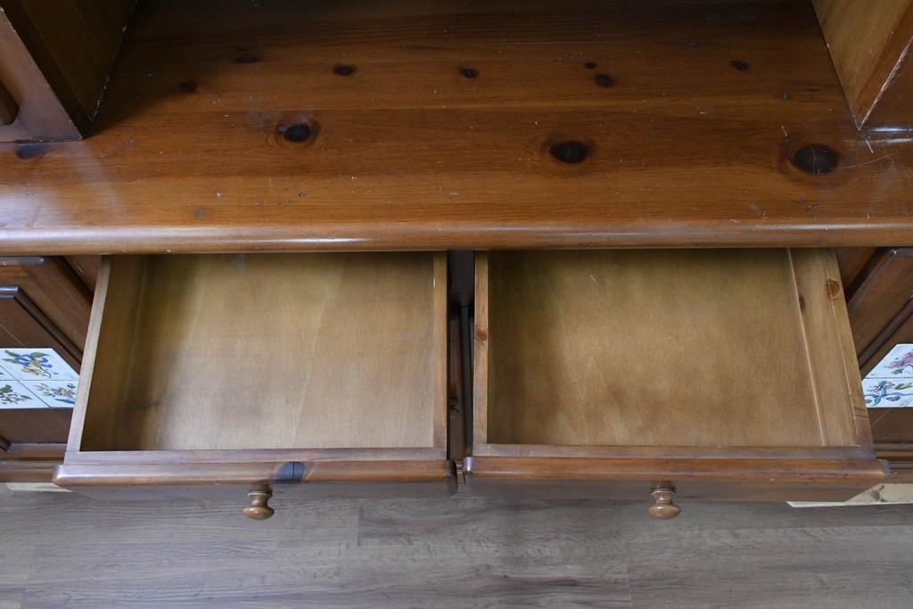 中古　美品　希少な廃番品　ACTUS(アクタス)取り扱い　バレンシアシリーズ　パイン材　花柄タイルが可愛らしい大型のカップボード(R-086314)