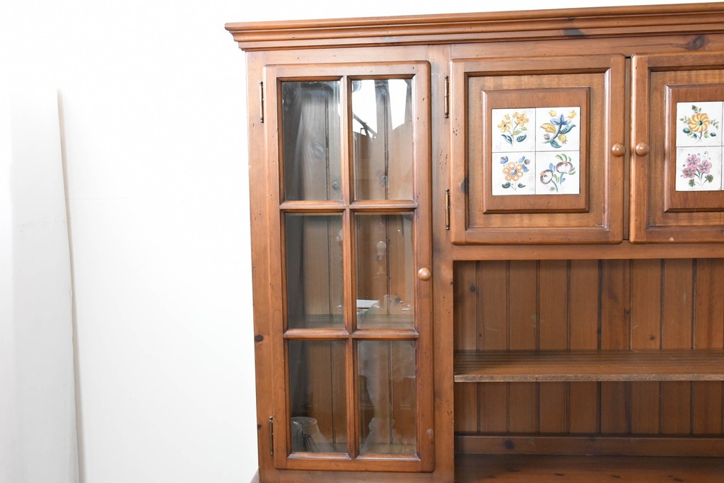 中古　美品　希少な廃番品　ACTUS(アクタス)取り扱い　バレンシアシリーズ　パイン材　花柄タイルが可愛らしい大型のカップボード(R-086314)