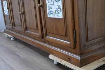 中古　美品　希少な廃番品　ACTUS(アクタス)取り扱い　バレンシアシリーズ　パイン材　花柄タイルが可愛らしい大型のカップボード(R-086314)