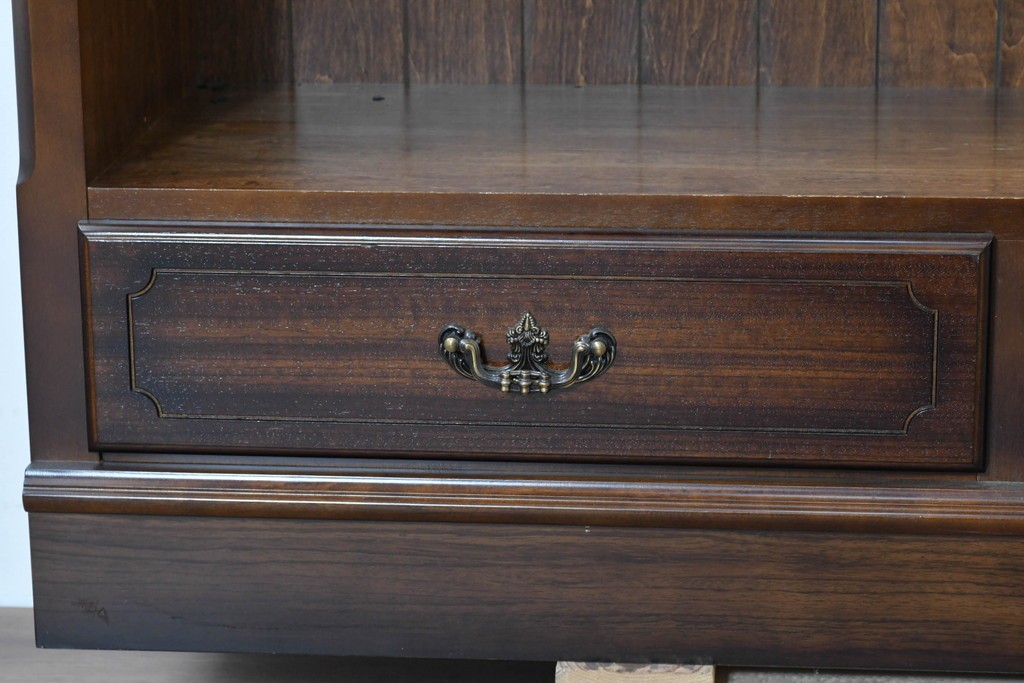 中古　美品　カリモク家具(karimoku)　コロニアルシリーズ　クラシカルな意匠の本棚　定価約18万円　(R-086135)