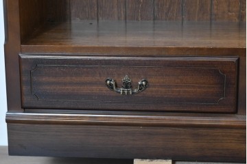 中古　美品　カリモク家具(karimoku)　コロニアルシリーズ　クラシカルな意匠の本棚　定価約18万円　(R-086135)