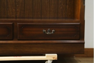 中古　美品　カリモク家具(karimoku)　コロニアルシリーズ　クラシカルな意匠の本棚　定価約18万円　(R-086315)