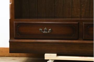 中古　美品　カリモク家具(karimoku)　コロニアルシリーズ　クラシカルな意匠の本棚　定価約18万円　(R-086315)