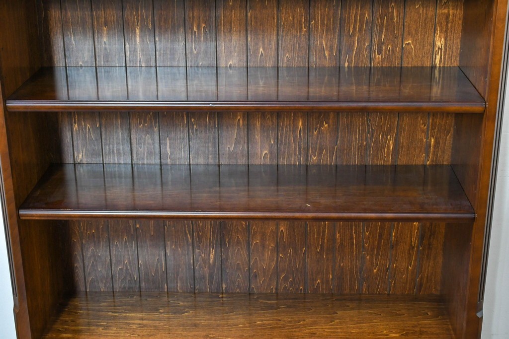 中古　美品　カリモク家具(karimoku)　コロニアルシリーズ　クラシカルな意匠の本棚　定価約18万円　(R-086136)