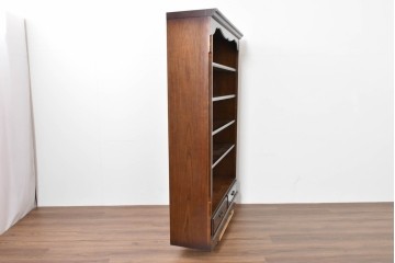 中古　美品　カリモク家具(karimoku)　コロニアルシリーズ　クラシカルな意匠の本棚　定価約18万円　(R-086136)