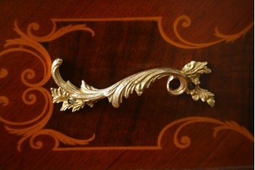 中古　六本木アピス(APIS)取り扱い　イタリア最高級家具　MARCONI ARTE(マルコーニ アルテ)　象嵌装飾が芸術品のような存在感を放つチェスト　定価約46万円　(R-086317)