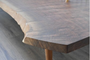 中古　ジョージ・ナカシマ(George Nakashima)　素材を活かした造形が魅力のコノイドベンチ　(R-086319)