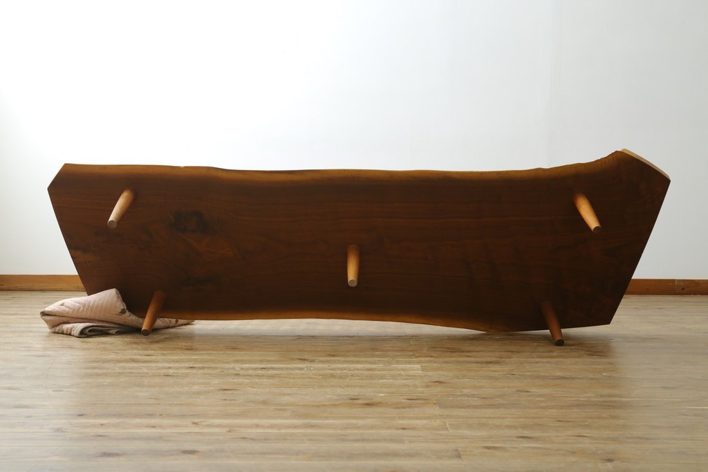 中古　ジョージ・ナカシマ(George Nakashima)　素材を活かした造形が魅力のコノイドベンチ　(R-086319)