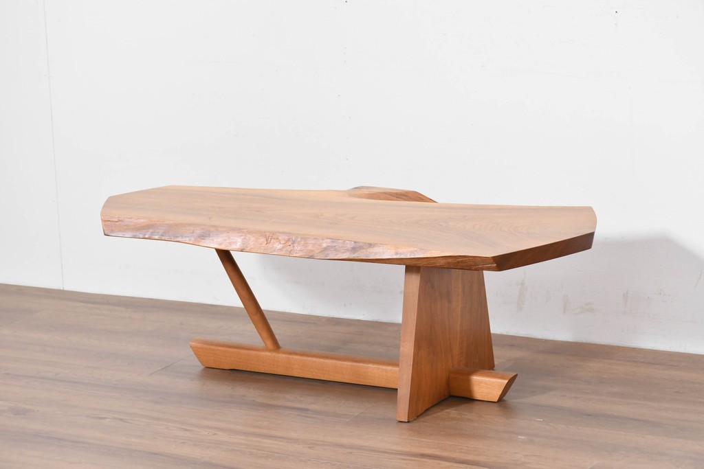 中古　ジョージ・ナカシマ(George Nakashima)　ウォールナット材　素材を活かした造形が魅力のミングレンII(MINGURENII)コーヒーテーブル　(R-086320)