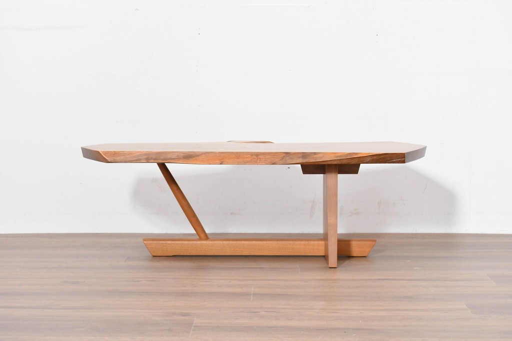 中古　ジョージ・ナカシマ(George Nakashima)　ウォールナット材　素材を活かした造形が魅力のミングレンII(MINGURENII)コーヒーテーブル　(R-086320)