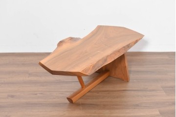 中古　ジョージ・ナカシマ(George Nakashima)　ウォールナット材　素材を活かした造形が魅力のミングレンII(MINGURENII)コーヒーテーブル　(R-086320)