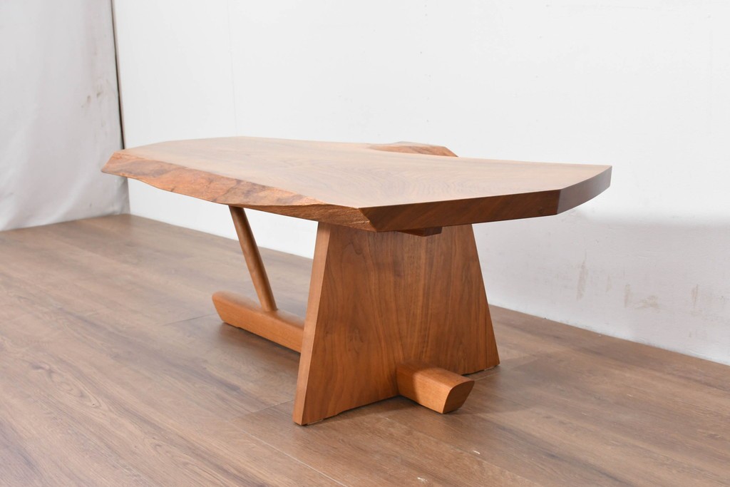 中古　ジョージ・ナカシマ(George Nakashima)　ウォールナット材　素材を活かした造形が魅力のミングレンII(MINGURENII)コーヒーテーブル　(R-086320)