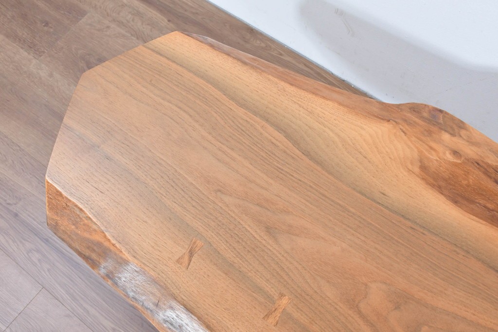 中古　ジョージ・ナカシマ(George Nakashima)　ウォールナット材　素材を活かした造形が魅力のミングレンII(MINGURENII)コーヒーテーブル　(R-086320)