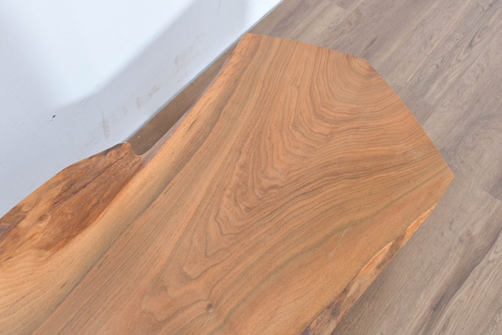 中古　ジョージ・ナカシマ(George Nakashima)　ウォールナット材　素材を活かした造形が魅力のミングレンII(MINGURENII)コーヒーテーブル　(R-086320)