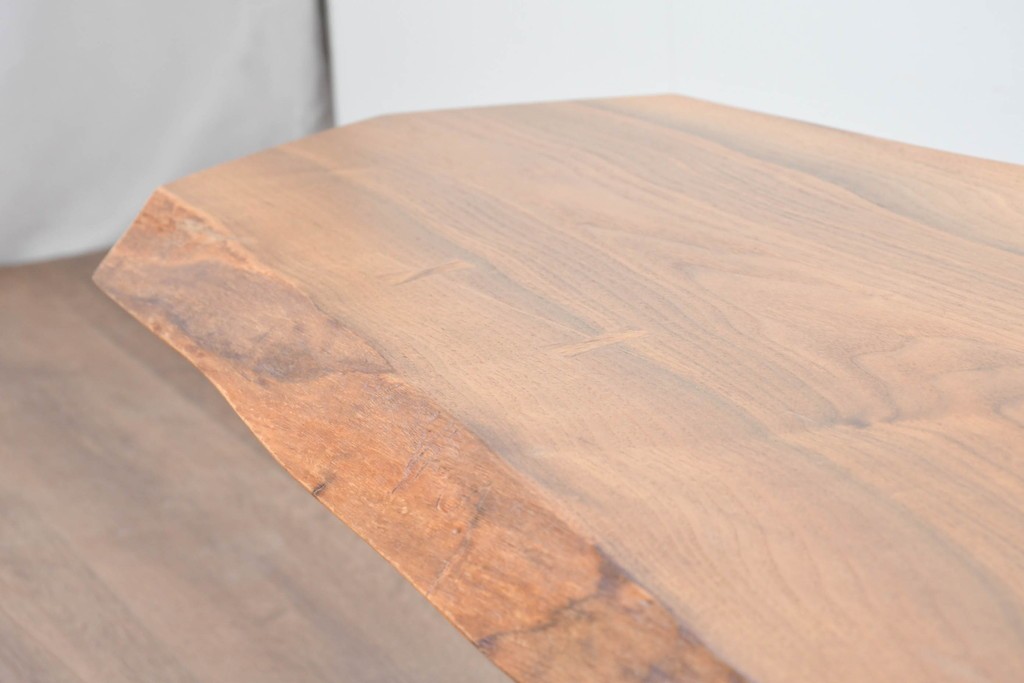 中古　ジョージ・ナカシマ(George Nakashima)　ウォールナット材　素材を活かした造形が魅力のミングレンII(MINGURENII)コーヒーテーブル　(R-086320)