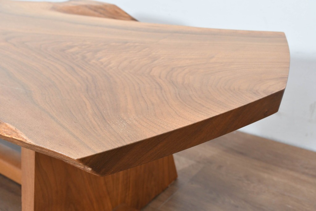 中古　ジョージ・ナカシマ(George Nakashima)　ウォールナット材　素材を活かした造形が魅力のミングレンII(MINGURENII)コーヒーテーブル　(R-086320)