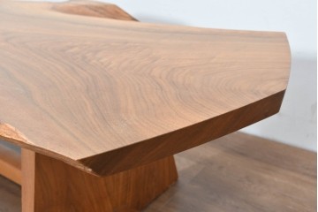 中古　ジョージ・ナカシマ(George Nakashima)　ウォールナット材　素材を活かした造形が魅力のミングレンII(MINGURENII)コーヒーテーブル　(R-086320)