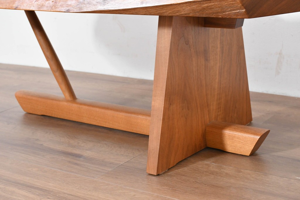 中古　ジョージ・ナカシマ(George Nakashima)　ウォールナット材　素材を活かした造形が魅力のミングレンII(MINGURENII)コーヒーテーブル　(R-086320)