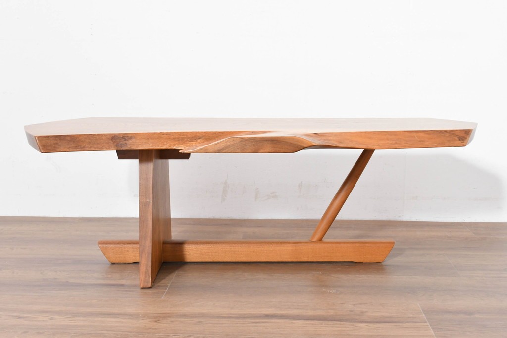 中古　ジョージ・ナカシマ(George Nakashima)　ウォールナット材　素材を活かした造形が魅力のミングレンII(MINGURENII)コーヒーテーブル　(R-086320)