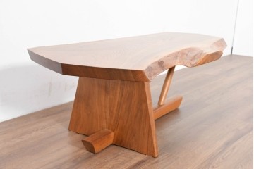 中古　ジョージ・ナカシマ(George Nakashima)　ウォールナット材　素材を活かした造形が魅力のミングレンII(MINGURENII)コーヒーテーブル　(R-086320)