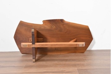中古　ジョージ・ナカシマ(George Nakashima)　ウォールナット材　素材を活かした造形が魅力のミングレンII(MINGURENII)コーヒーテーブル　(R-086320)
