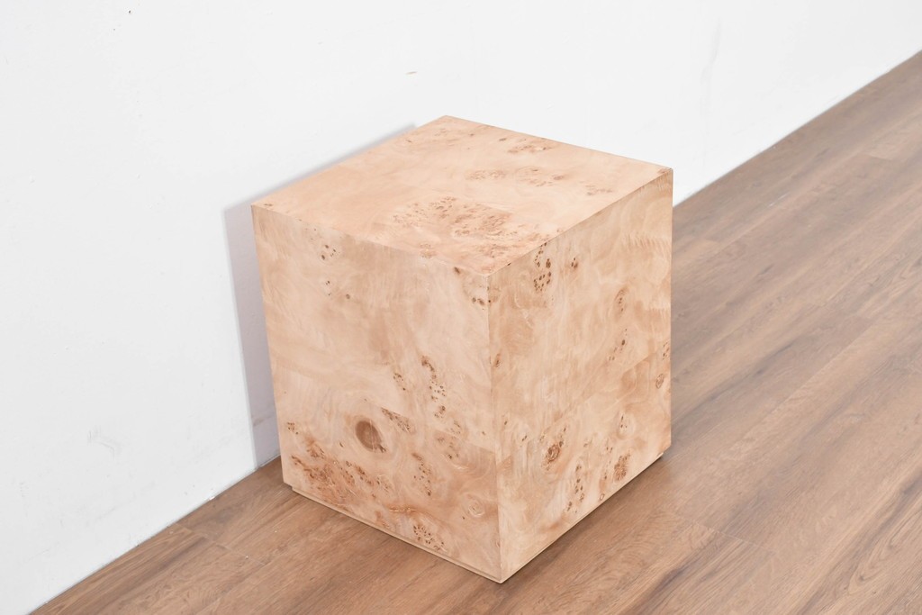 中古　美品　ZARA HOME(ザラホーム)　根木　端正なキューブフォルムのサイドテーブル　(R-086324)