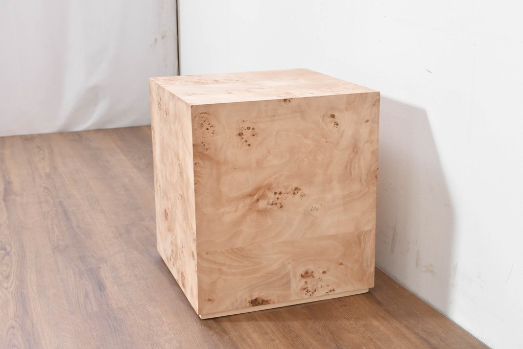 中古　美品　ZARA HOME(ザラホーム)　根木　端正なキューブフォルムのサイドテーブル　(R-086324)