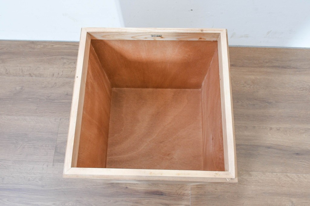 中古　美品　ZARA HOME(ザラホーム)　根木　端正なキューブフォルムのサイドテーブル　(R-086324)