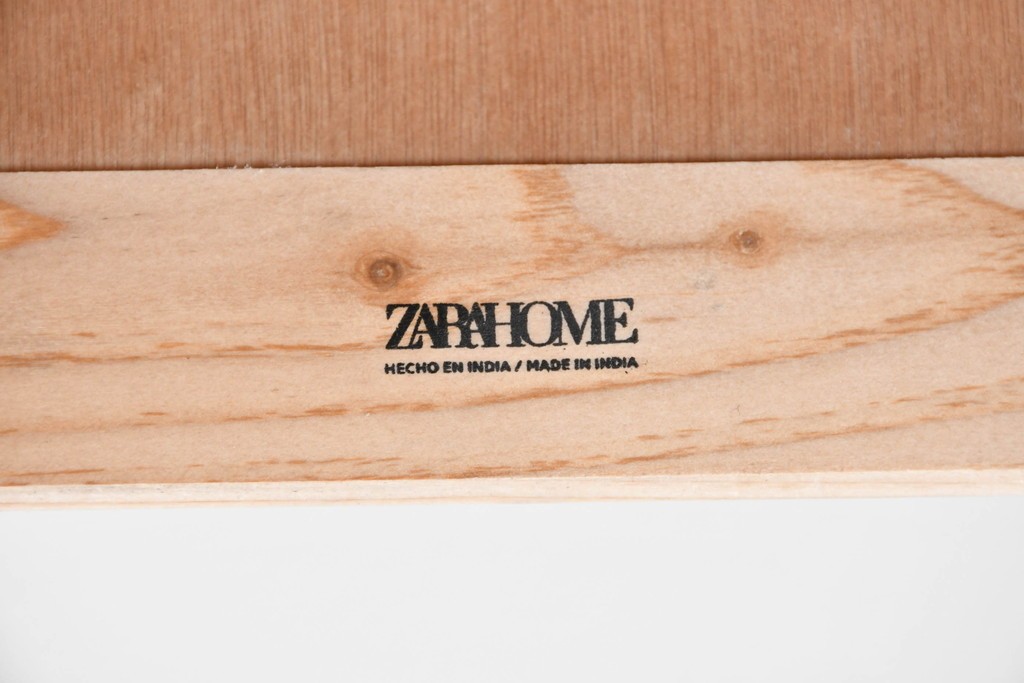 中古　美品　ZARA HOME(ザラホーム)　根木　端正なキューブフォルムのサイドテーブル　(R-086324)