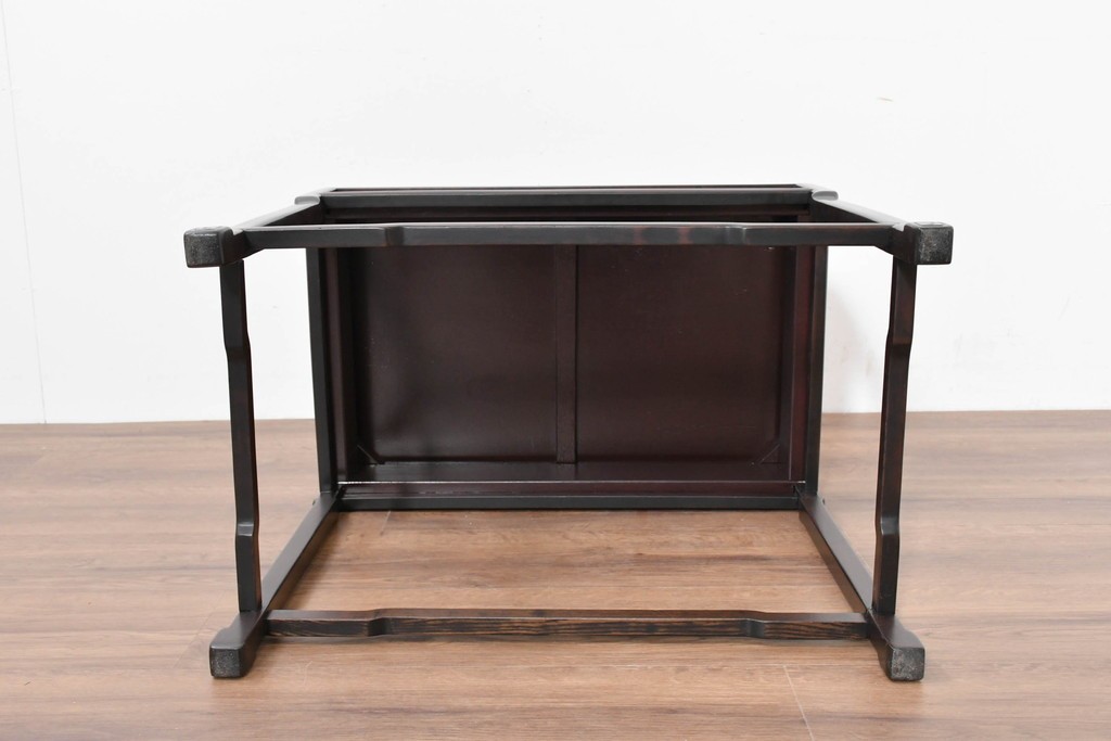 和製ヴィンテージ　美品　オリエンタルデザイン　足元のすっきりとした意匠が魅力のコーヒーテーブル　(R-086325)