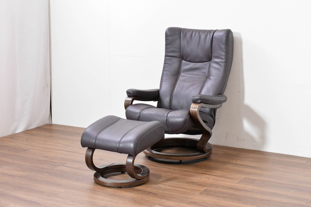 中古　ドイツ高級ブランド　himolla(ヒモラ)　ゼロストレス　高級感のある本革シートのリクライニングチェアとオットマンのセット　定価約21万円　(R-086326)