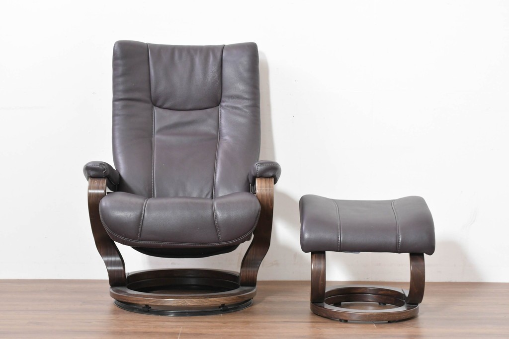 中古　ドイツ高級ブランド　himolla(ヒモラ)　ゼロストレス　高級感のある本革シートのリクライニングチェアとオットマンのセット　定価約21万円　(R-086326)