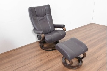 中古　ドイツ高級ブランド　himolla(ヒモラ)　ゼロストレス　高級感のある本革シートのリクライニングチェアとオットマンのセット　定価約21万円　(R-086326)