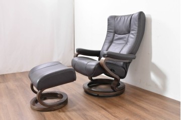 中古　ドイツ高級ブランド　himolla(ヒモラ)　ゼロストレス　高級感のある本革シートのリクライニングチェアとオットマンのセット　定価約21万円　(R-086326)