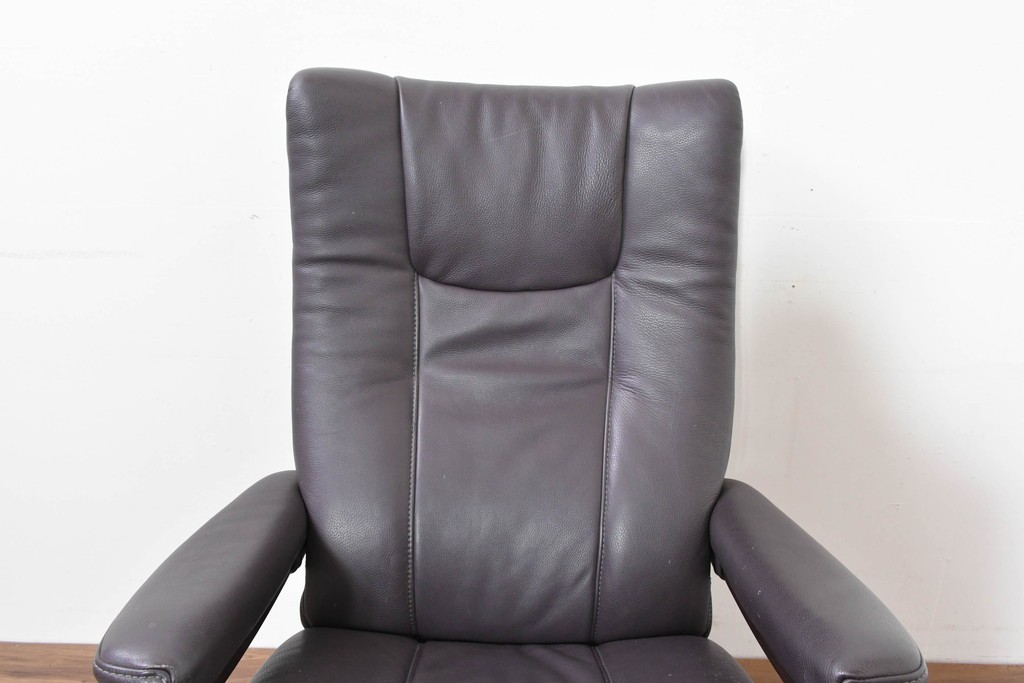 中古　ドイツ高級ブランド　himolla(ヒモラ)　ゼロストレス　高級感のある本革シートのリクライニングチェアとオットマンのセット　定価約21万円　(R-086326)