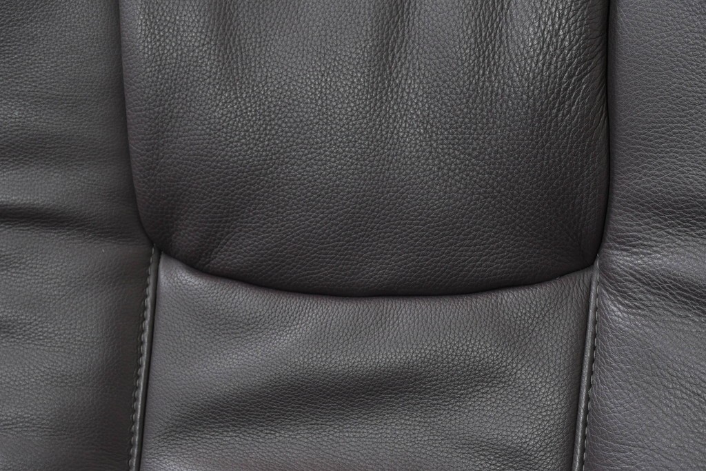 中古　ドイツ高級ブランド　himolla(ヒモラ)　ゼロストレス　高級感のある本革シートのリクライニングチェアとオットマンのセット　定価約21万円　(R-086326)