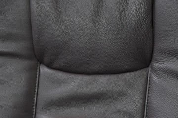 中古　ドイツ高級ブランド　himolla(ヒモラ)　ゼロストレス　高級感のある本革シートのリクライニングチェアとオットマンのセット　定価約21万円　(R-086326)