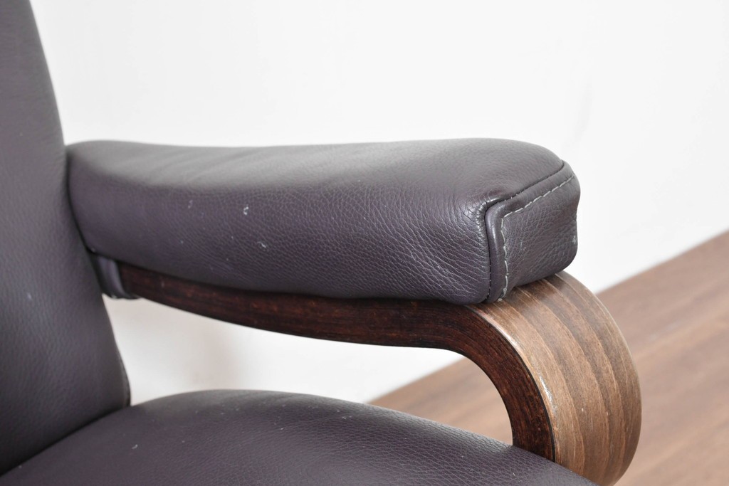 中古　ドイツ高級ブランド　himolla(ヒモラ)　ゼロストレス　高級感のある本革シートのリクライニングチェアとオットマンのセット　定価約21万円　(R-086326)