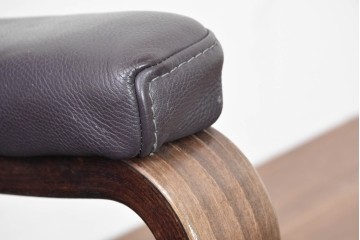 中古　ドイツ高級ブランド　himolla(ヒモラ)　ゼロストレス　高級感のある本革シートのリクライニングチェアとオットマンのセット　定価約21万円　(R-086326)