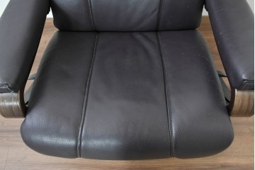 中古　ドイツ高級ブランド　himolla(ヒモラ)　ゼロストレス　高級感のある本革シートのリクライニングチェアとオットマンのセット　定価約21万円　(R-086326)