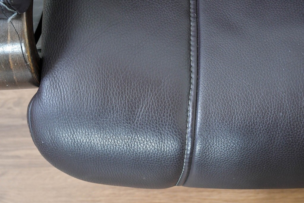 中古　ドイツ高級ブランド　himolla(ヒモラ)　ゼロストレス　高級感のある本革シートのリクライニングチェアとオットマンのセット　定価約21万円　(R-086326)