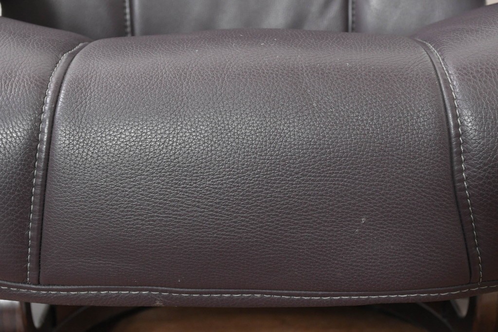 中古　ドイツ高級ブランド　himolla(ヒモラ)　ゼロストレス　高級感のある本革シートのリクライニングチェアとオットマンのセット　定価約21万円　(R-086326)