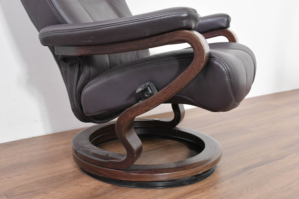 中古　ドイツ高級ブランド　himolla(ヒモラ)　ゼロストレス　高級感のある本革シートのリクライニングチェアとオットマンのセット　定価約21万円　(R-086326)