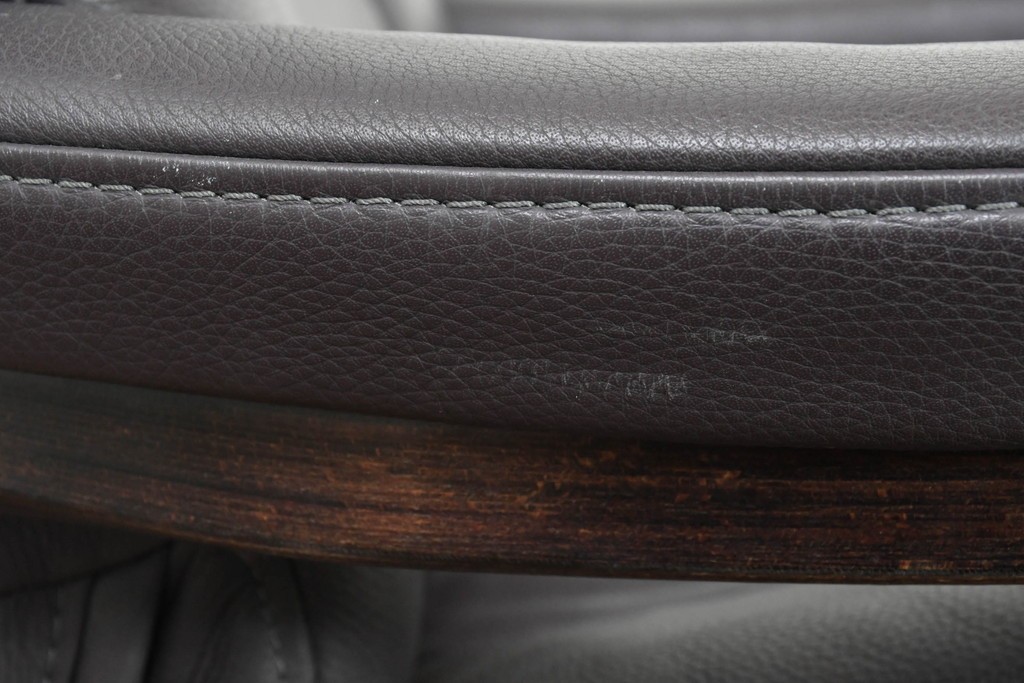 中古　ドイツ高級ブランド　himolla(ヒモラ)　ゼロストレス　高級感のある本革シートのリクライニングチェアとオットマンのセット　定価約21万円　(R-086326)