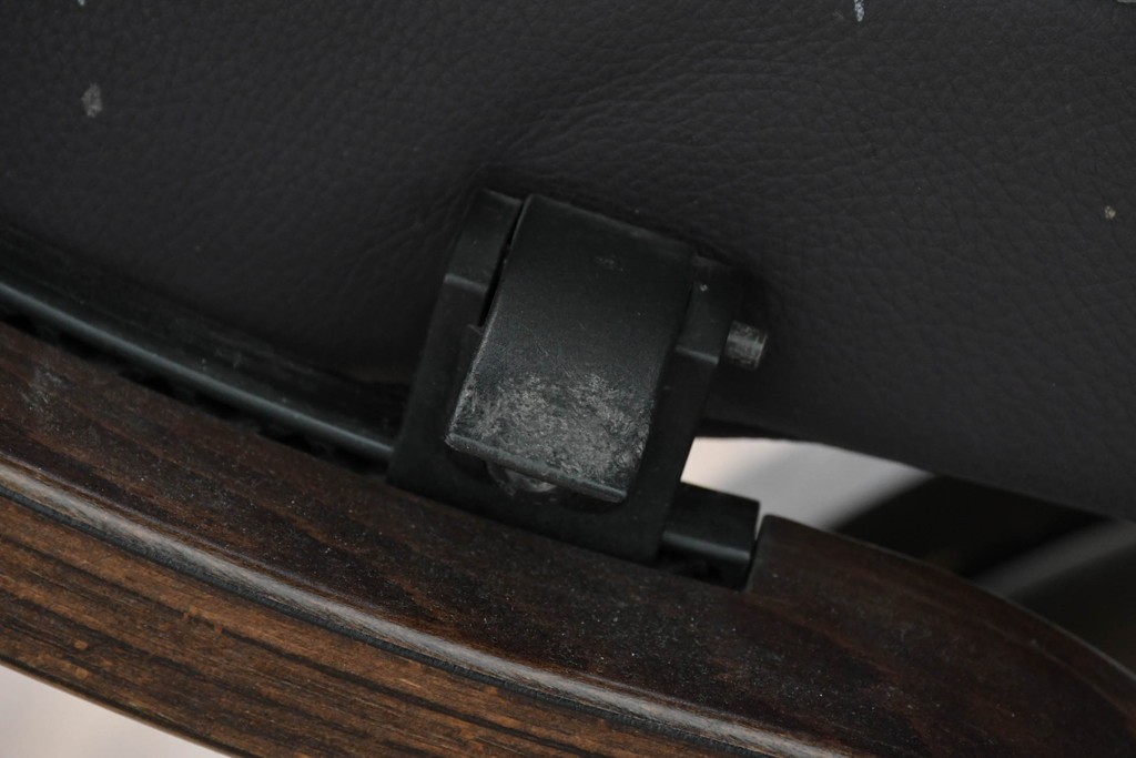 中古　ドイツ高級ブランド　himolla(ヒモラ)　ゼロストレス　高級感のある本革シートのリクライニングチェアとオットマンのセット　定価約21万円　(R-086326)