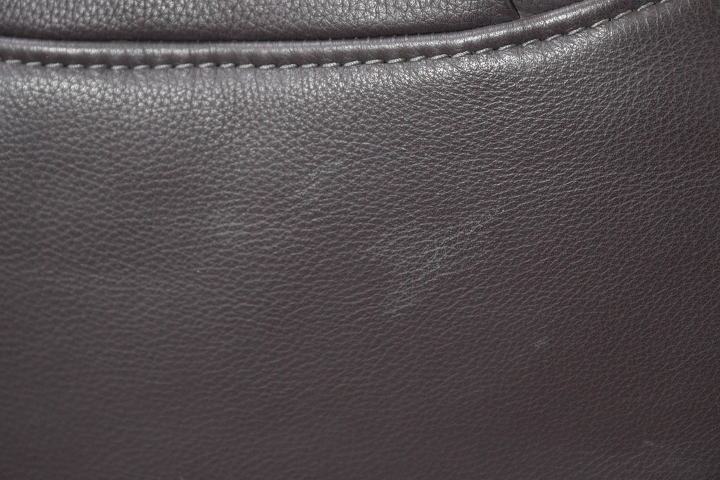 中古　ドイツ高級ブランド　himolla(ヒモラ)　ゼロストレス　高級感のある本革シートのリクライニングチェアとオットマンのセット　定価約21万円　(R-086326)