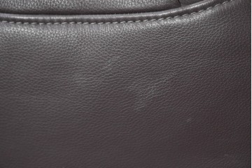 中古　ドイツ高級ブランド　himolla(ヒモラ)　ゼロストレス　高級感のある本革シートのリクライニングチェアとオットマンのセット　定価約21万円　(R-086326)