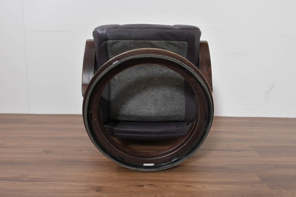 中古　ドイツ高級ブランド　himolla(ヒモラ)　ゼロストレス　高級感のある本革シートのリクライニングチェアとオットマンのセット　定価約21万円　(R-086326)