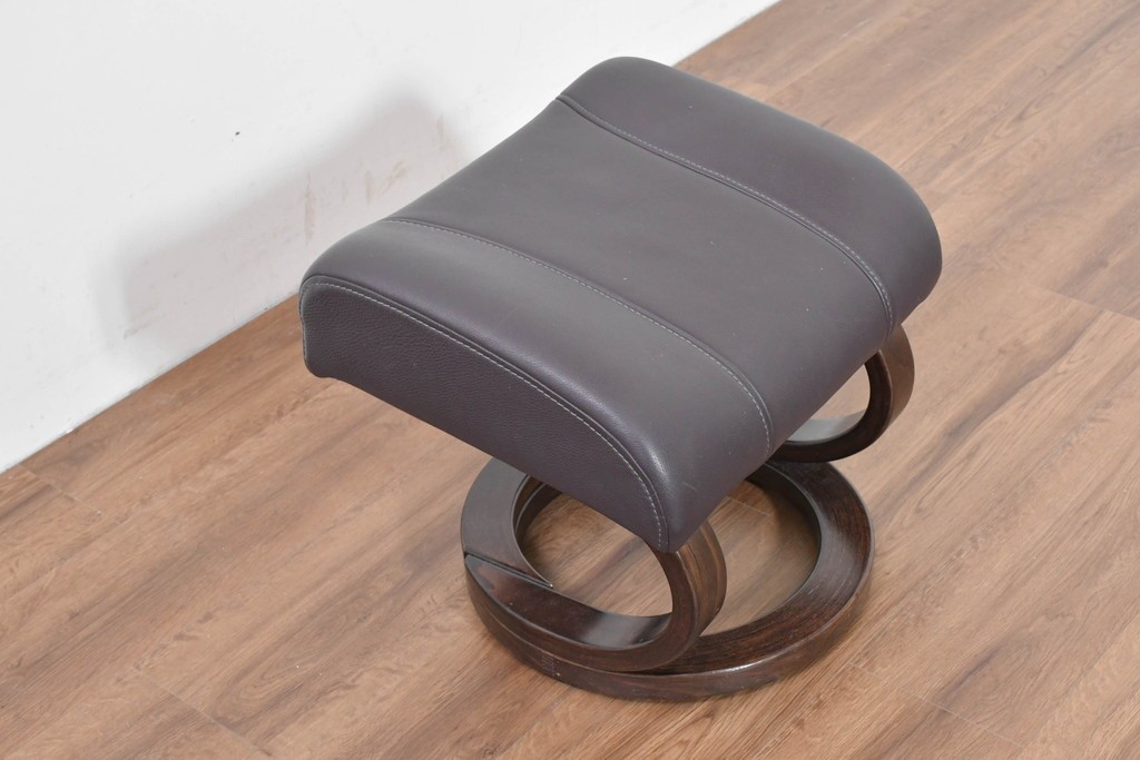 中古　ドイツ高級ブランド　himolla(ヒモラ)　ゼロストレス　高級感のある本革シートのリクライニングチェアとオットマンのセット　定価約21万円　(R-086326)