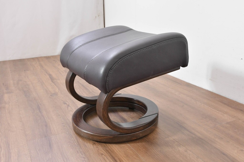 中古　ドイツ高級ブランド　himolla(ヒモラ)　ゼロストレス　高級感のある本革シートのリクライニングチェアとオットマンのセット　定価約21万円　(R-086326)